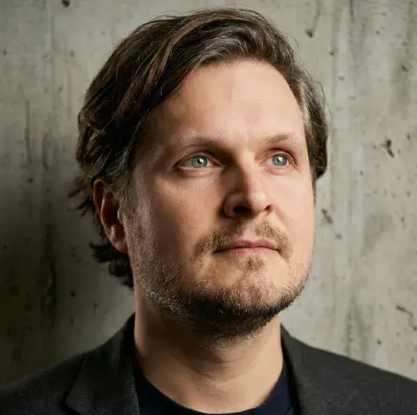 Julian Neumann Headshot